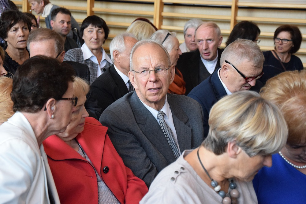 Kartuzy. 90-lecie Klasztornej: zjazd absolwentów i upamiętnienie dyrektora Elasa
