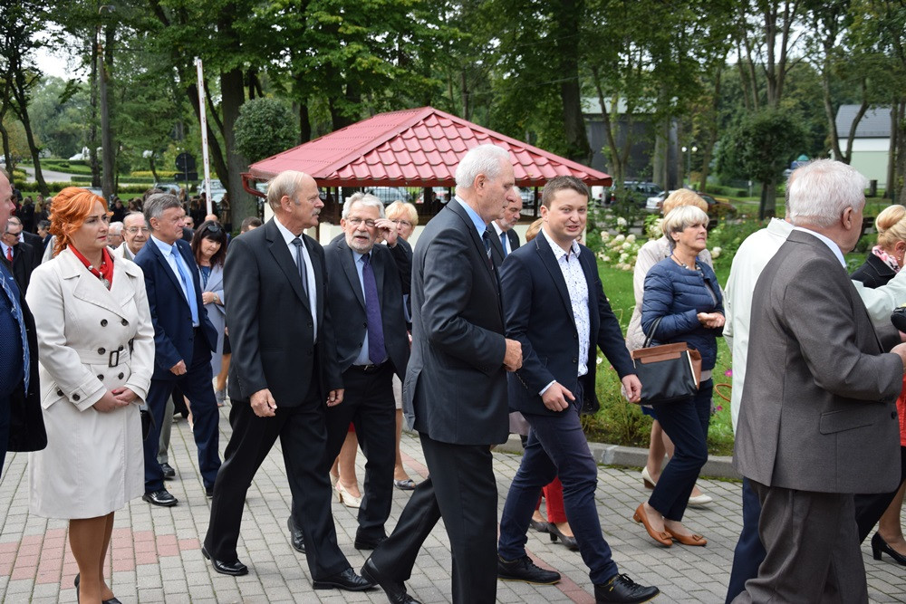 Kartuzy. 90-lecie Klasztornej: zjazd absolwentów i upamiętnienie dyrektora Elasa