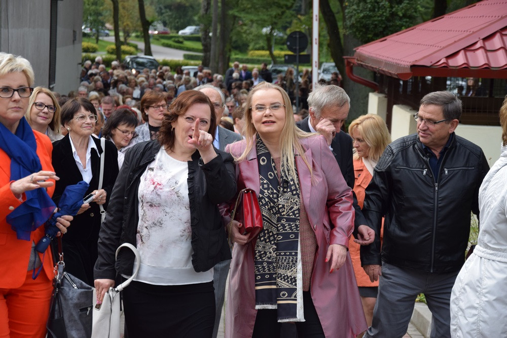 Kartuzy. 90-lecie Klasztornej: zjazd absolwentów i upamiętnienie dyrektora Elasa