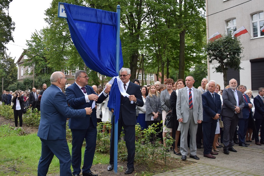 Kartuzy. 90-lecie Klasztornej: zjazd absolwentów i upamiętnienie dyrektora Elasa