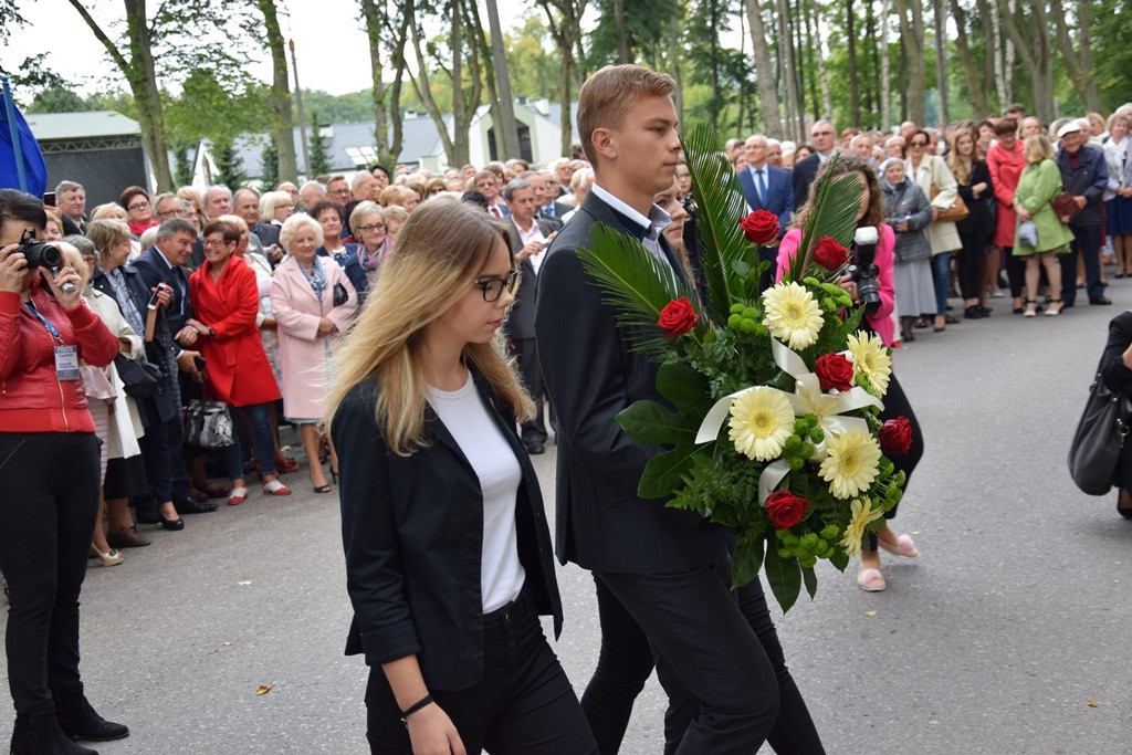 Kartuzy. 90-lecie Klasztornej: zjazd absolwentów i upamiętnienie dyrektora Elasa