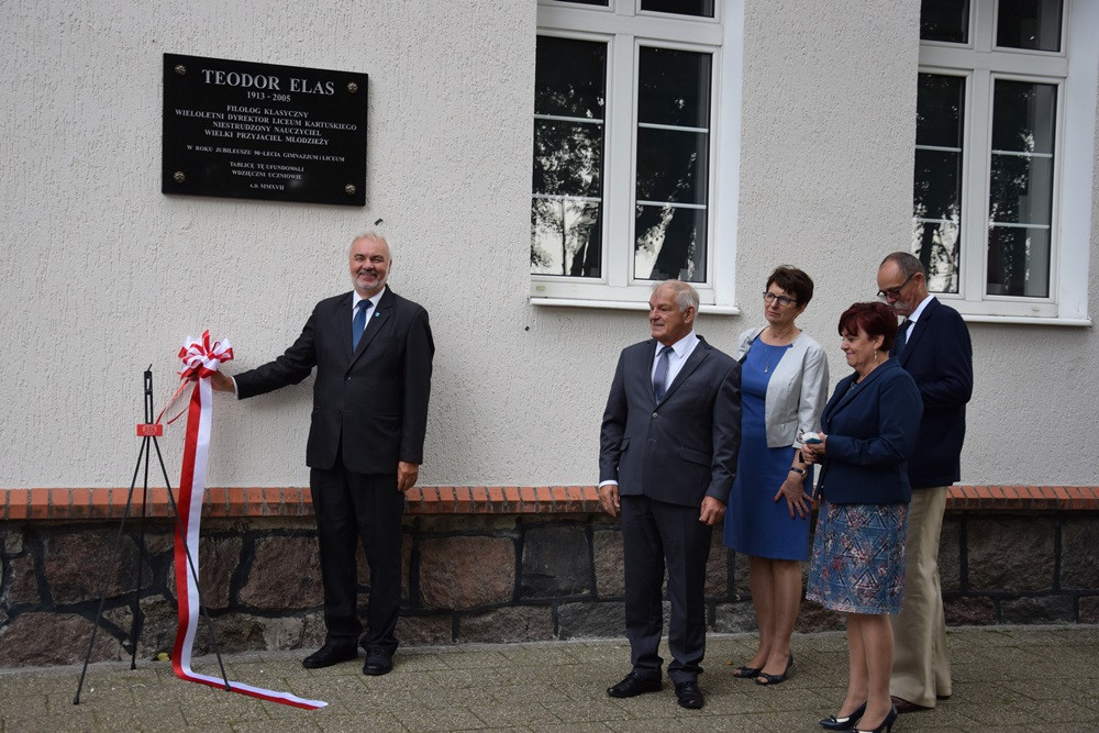 Kartuzy. 90-lecie Klasztornej: zjazd absolwentów i upamiętnienie dyrektora Elasa