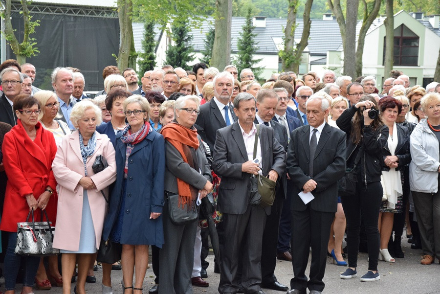Kartuzy. 90-lecie Klasztornej: zjazd absolwentów i upamiętnienie dyrektora Elasa