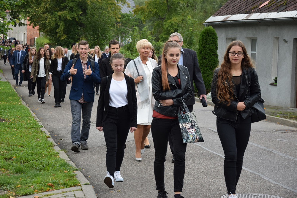Kartuzy. 90-lecie Klasztornej: zjazd absolwentów i upamiętnienie dyrektora Elasa