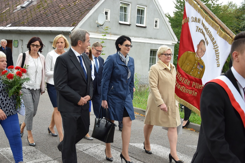 Kartuzy. 90-lecie Klasztornej: zjazd absolwentów i upamiętnienie dyrektora Elasa