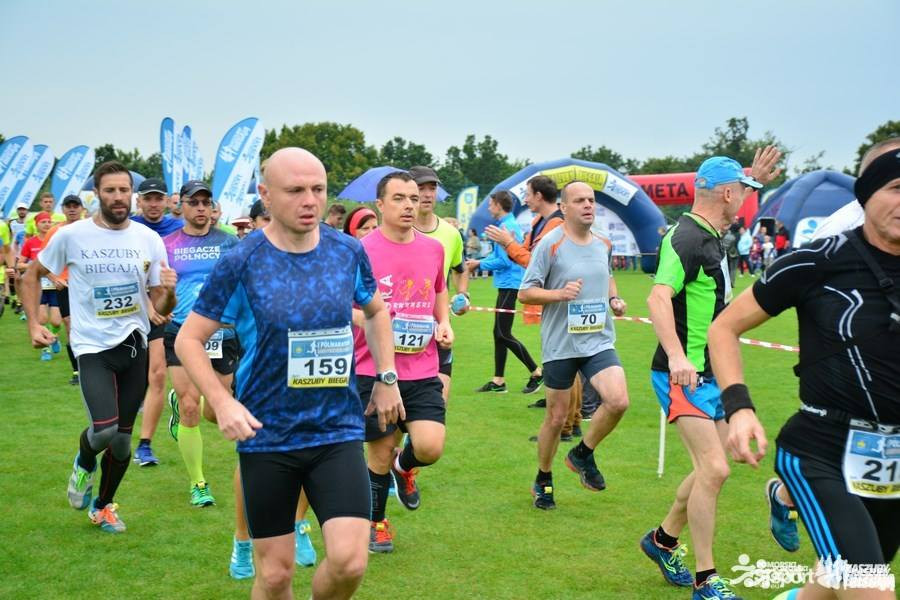 Somonino. Kilkuset uczestników Biegu Kamiennych Weselników