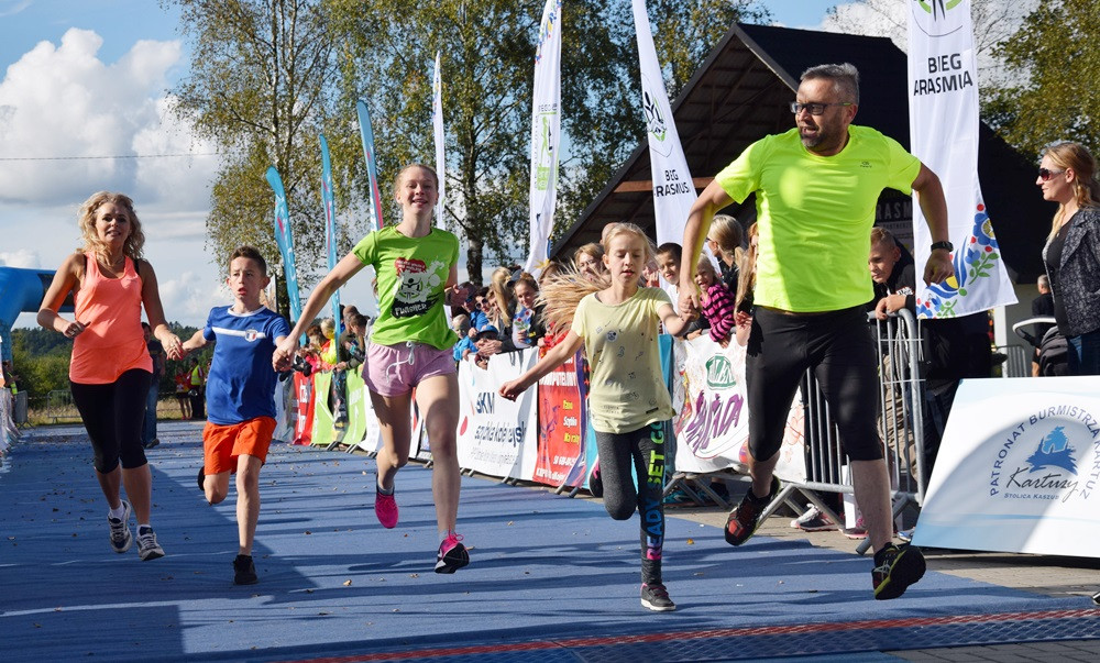 Kiełpino. Bieg Arasmusa: doskonała rodzinna zabawa i zacięta rywalizacja najlepszych biegaczy