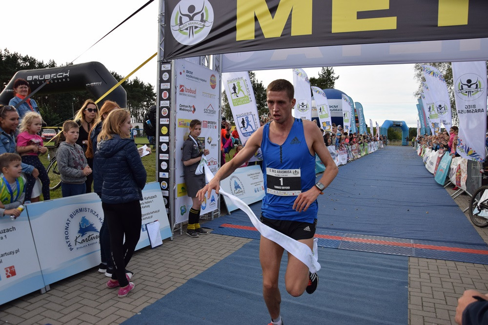 Kiełpino. Bieg Arasmusa: doskonała rodzinna zabawa i zacięta rywalizacja najlepszych biegaczy