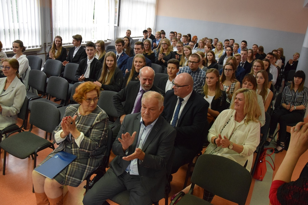 Powiat. 72 uczniów nagrodzonych stypendiami. Każdy otrzyma 800 zł