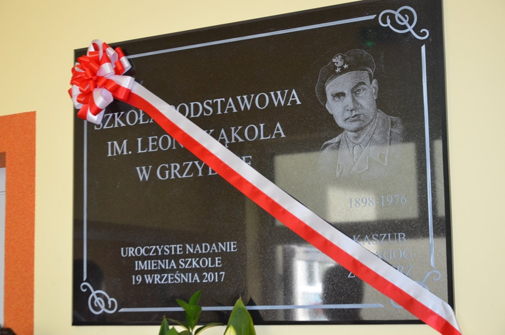 Grzybno. Uroczyste nadanie imienia Szkole Podstawowej. Jej patronem były nauczyciel i żołnierz