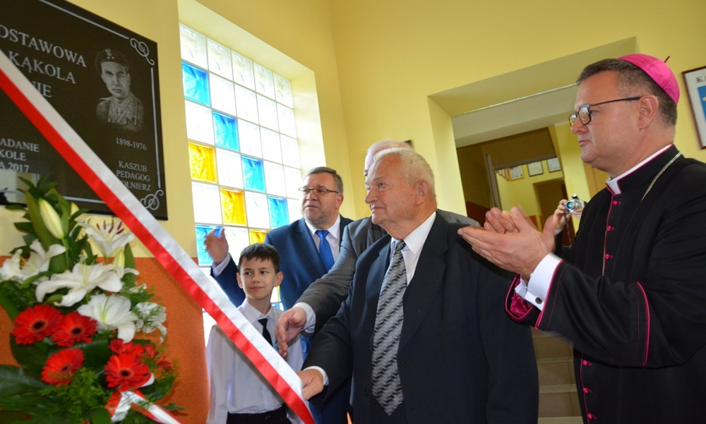 Grzybno. Uroczyste nadanie imienia Szkole Podstawowej. Jej patronem były nauczyciel i żołnierz