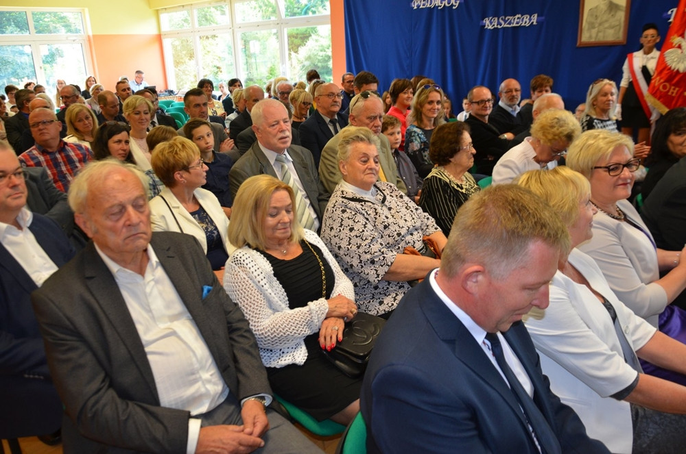 Grzybno. Uroczyste nadanie imienia Szkole Podstawowej. Jej patronem były nauczyciel i żołnierz