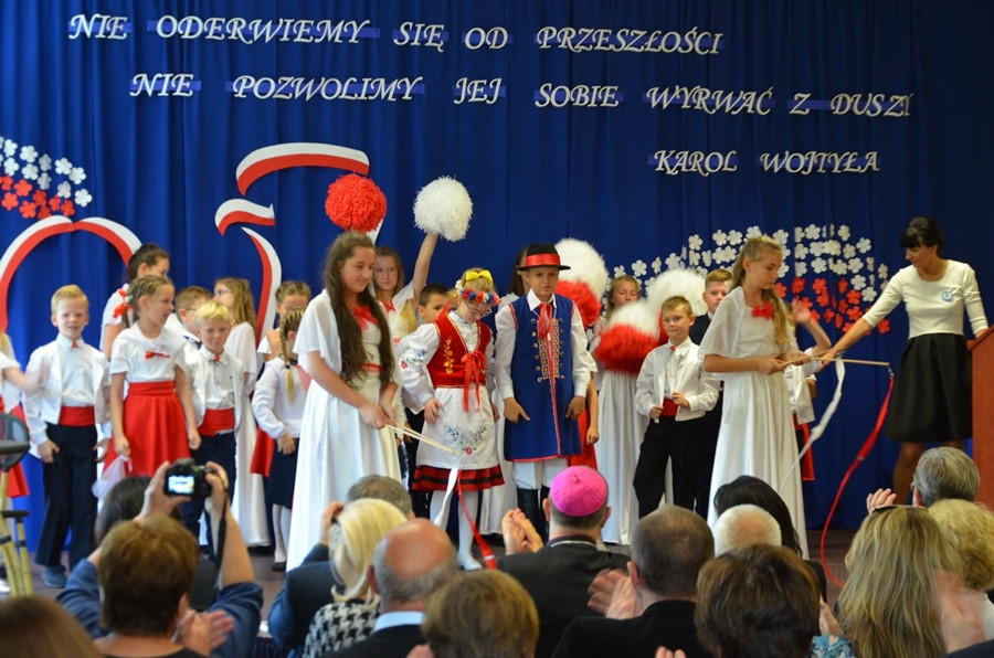 Grzybno. Uroczyste nadanie imienia Szkole Podstawowej. Jej patronem były nauczyciel i żołnierz