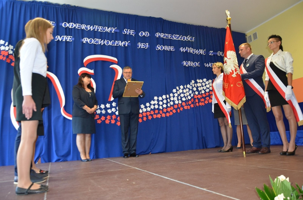Grzybno. Uroczyste nadanie imienia Szkole Podstawowej. Jej patronem były nauczyciel i żołnierz