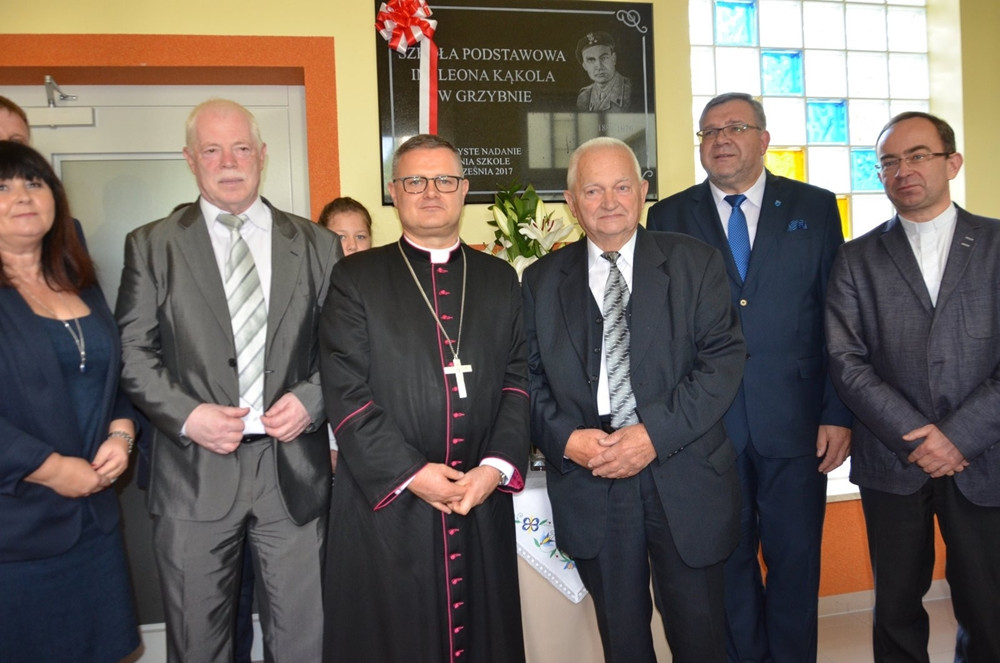 Grzybno. Uroczyste nadanie imienia Szkole Podstawowej. Jej patronem były nauczyciel i żołnierz