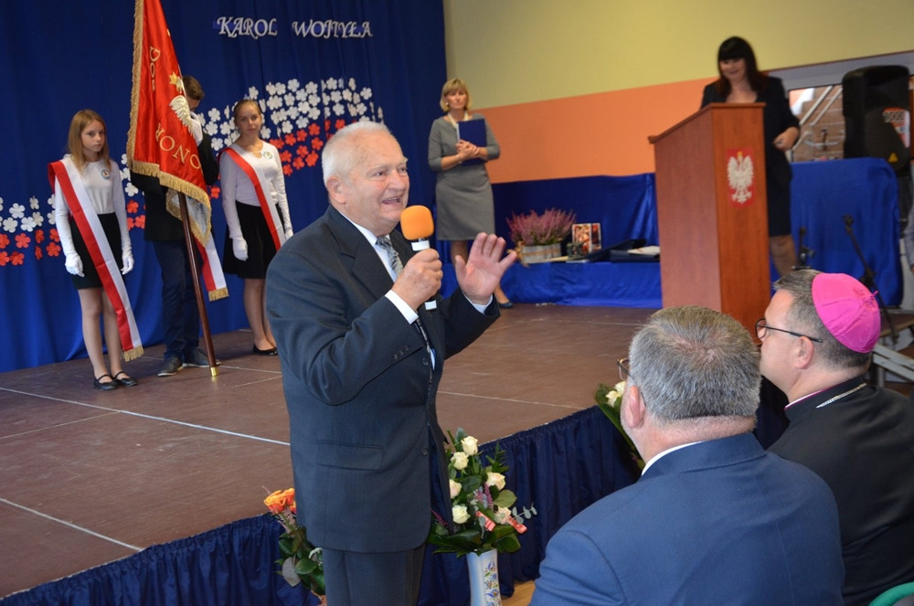 Grzybno. Uroczyste nadanie imienia Szkole Podstawowej. Jej patronem były nauczyciel i żołnierz