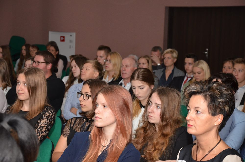 Najzdolniejsi odebrali stypendia burmistrza Kartuz. Najlepsza uczennica ma średnią 6.0