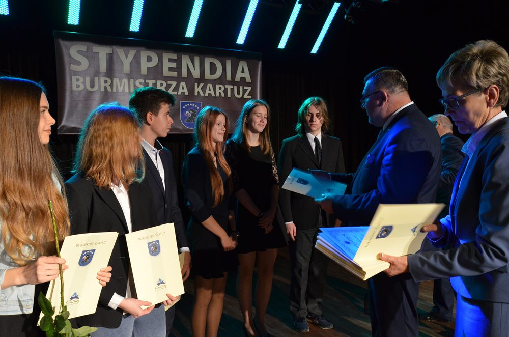 Najzdolniejsi odebrali stypendia burmistrza Kartuz. Najlepsza uczennica ma średnią 6.0