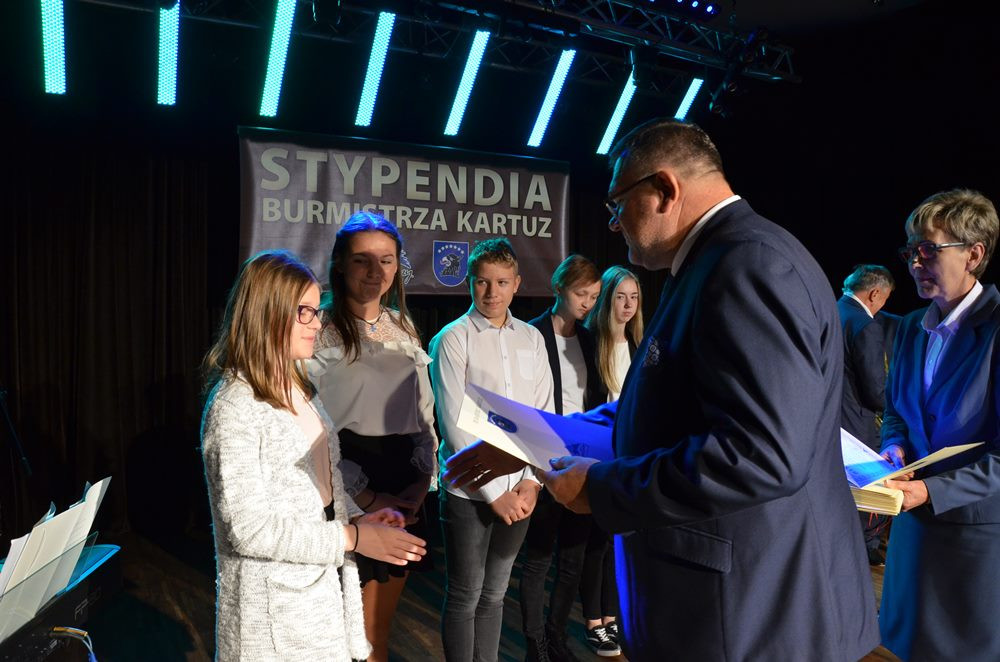 Najzdolniejsi odebrali stypendia burmistrza Kartuz. Najlepsza uczennica ma średnią 6.0