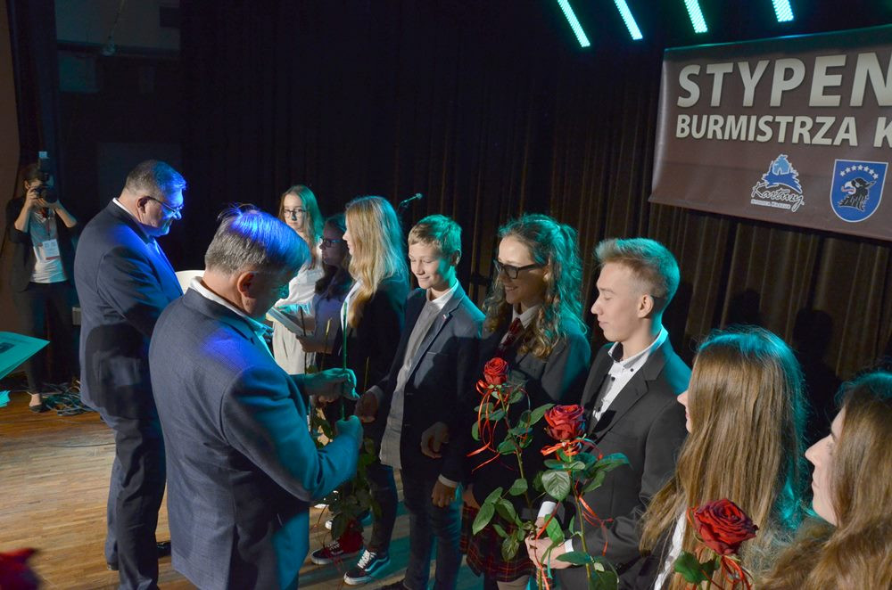 Najzdolniejsi odebrali stypendia burmistrza Kartuz. Najlepsza uczennica ma średnią 6.0