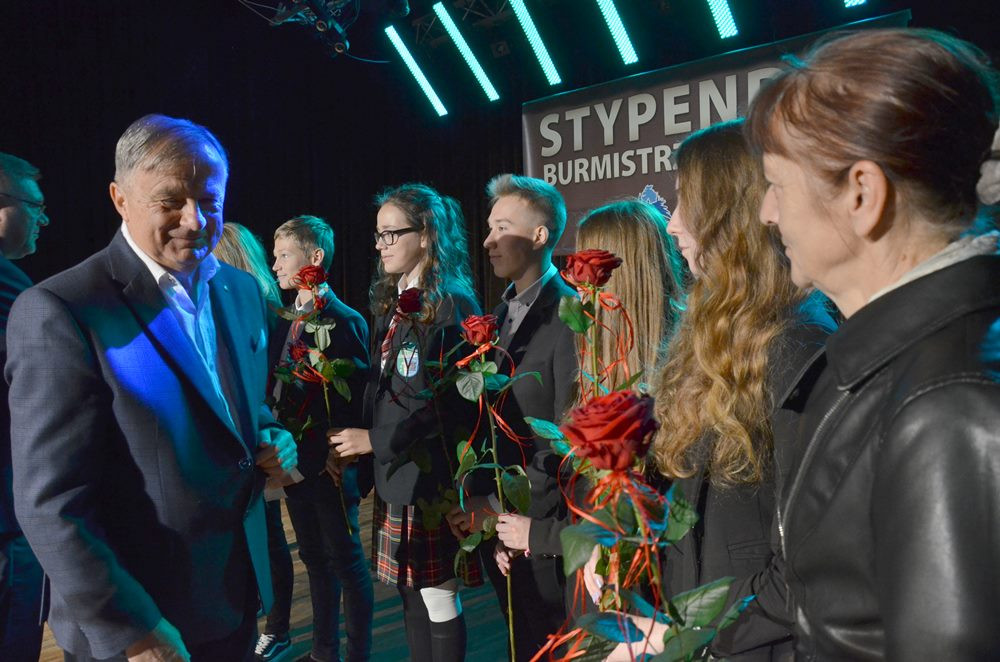 Najzdolniejsi odebrali stypendia burmistrza Kartuz. Najlepsza uczennica ma średnią 6.0