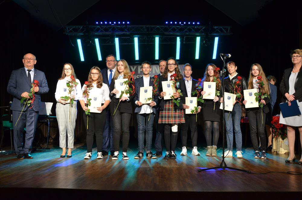 Najzdolniejsi odebrali stypendia burmistrza Kartuz. Najlepsza uczennica ma średnią 6.0