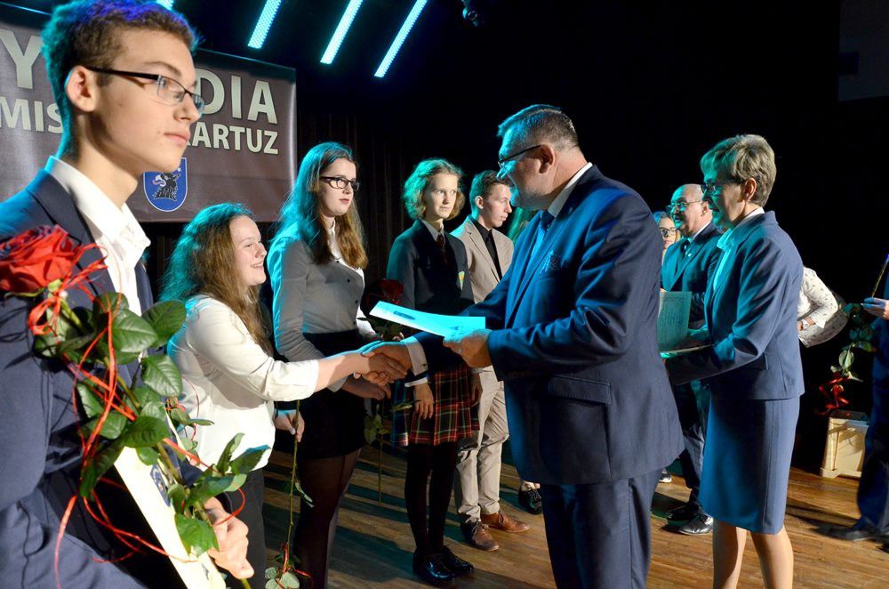 Najzdolniejsi odebrali stypendia burmistrza Kartuz. Najlepsza uczennica ma średnią 6.0