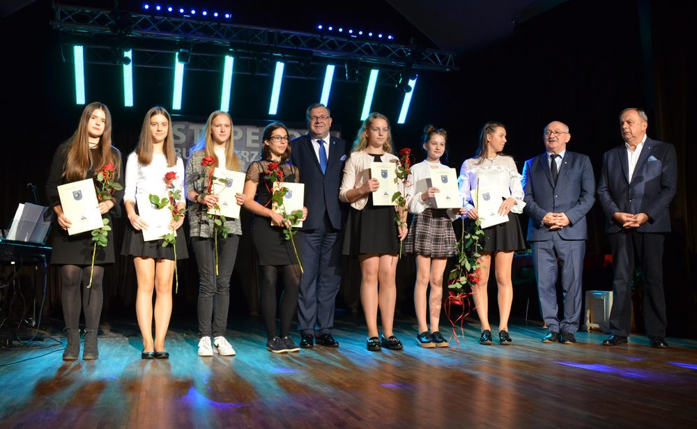 Najzdolniejsi odebrali stypendia burmistrza Kartuz. Najlepsza uczennica ma średnią 6.0