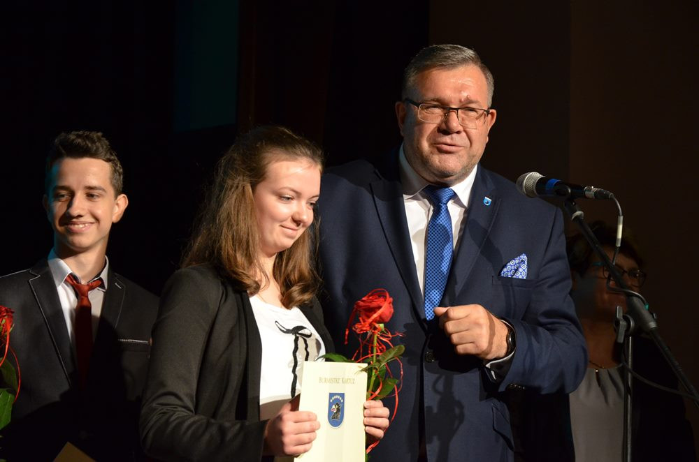 Najzdolniejsi odebrali stypendia burmistrza Kartuz. Najlepsza uczennica ma średnią 6.0