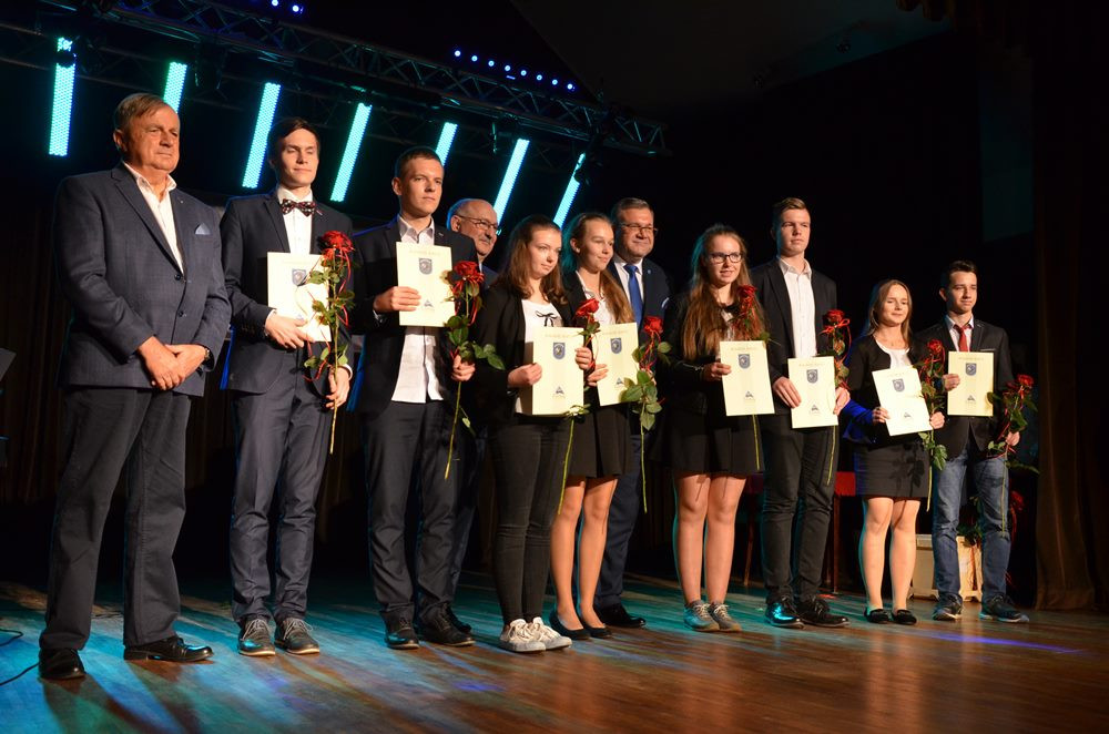 Najzdolniejsi odebrali stypendia burmistrza Kartuz. Najlepsza uczennica ma średnią 6.0