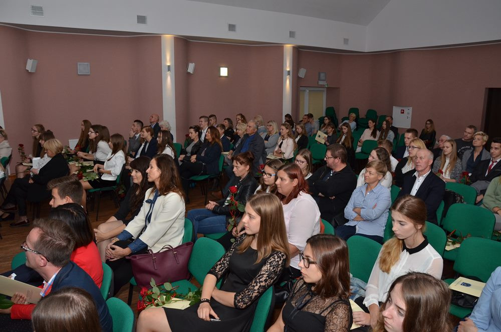 Najzdolniejsi odebrali stypendia burmistrza Kartuz. Najlepsza uczennica ma średnią 6.0