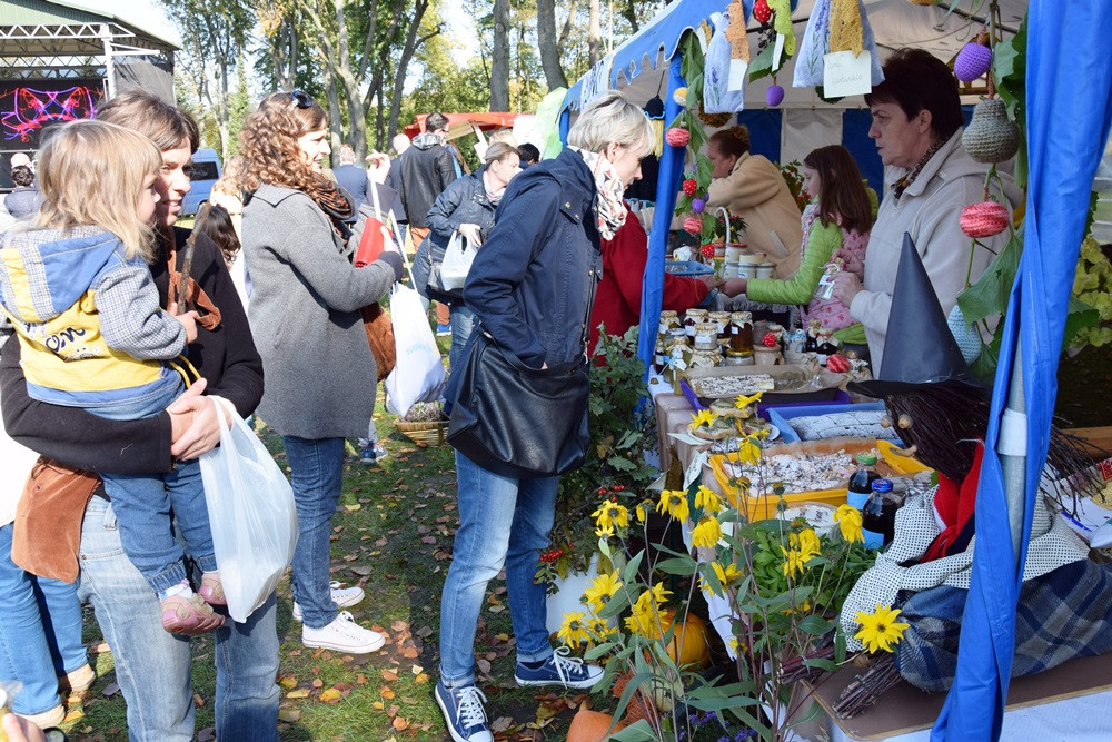 Kartuzy. Park Solidarności zamienił się w kolorowy targ z ekologicznymi produktami