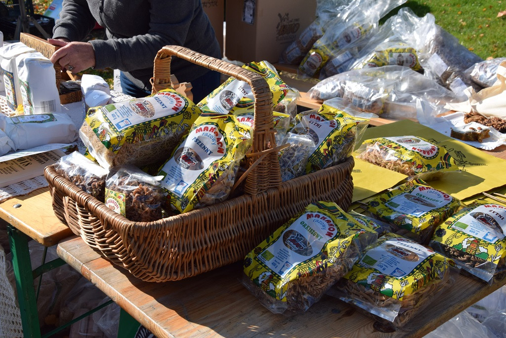 Kartuzy. Park Solidarności zamienił się w kolorowy targ z ekologicznymi produktami