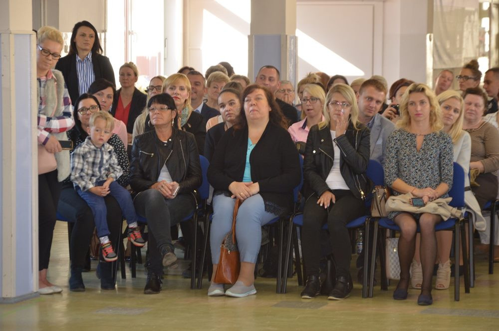 Kartuzy. Pierwszaki ślubowały i zostały oficjalnie przyjęte do społeczności szkolnej