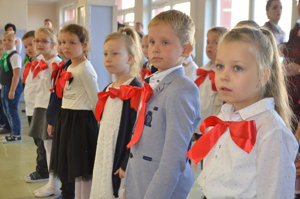 Kartuzy. Pierwszaki ślubowały i zostały oficjalnie przyjęte do społeczności szkolnej