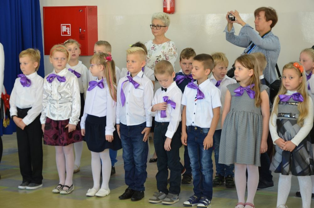 Kartuzy. Pierwszaki ślubowały i zostały oficjalnie przyjęte do społeczności szkolnej