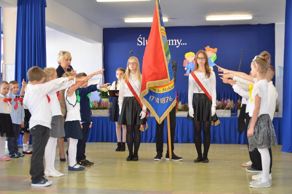 Kartuzy. Pierwszaki ślubowały i zostały oficjalnie przyjęte do społeczności szkolnej