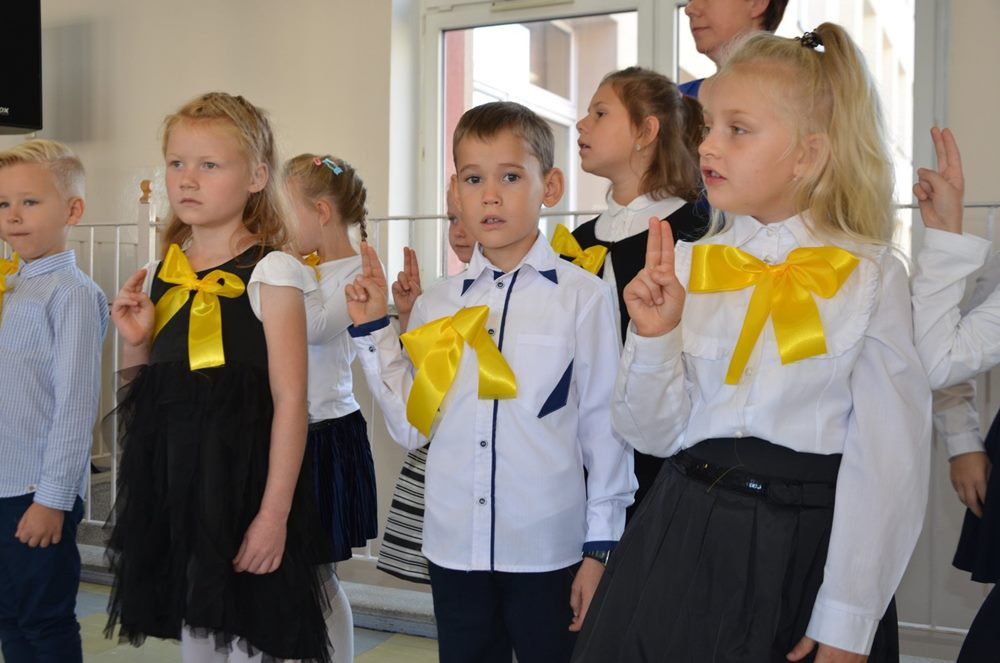 Kartuzy. Pierwszaki ślubowały i zostały oficjalnie przyjęte do społeczności szkolnej