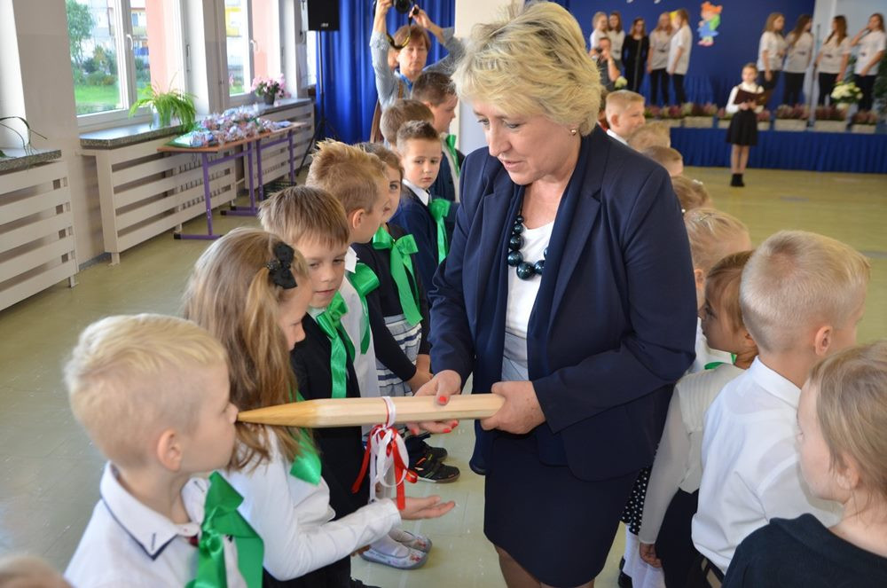 Kartuzy. Pierwszaki ślubowały i zostały oficjalnie przyjęte do społeczności szkolnej