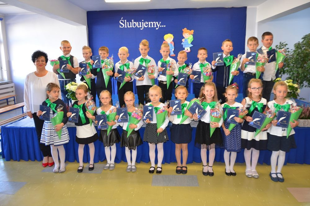 Kartuzy. Pierwszaki ślubowały i zostały oficjalnie przyjęte do społeczności szkolnej