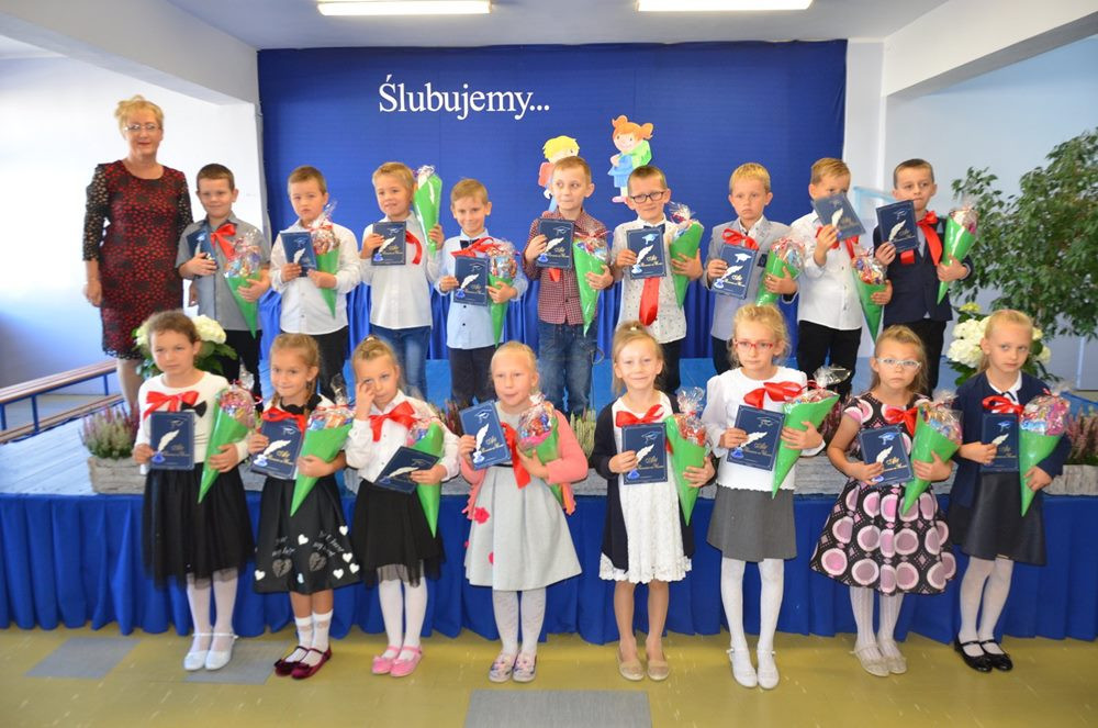 Kartuzy. Pierwszaki ślubowały i zostały oficjalnie przyjęte do społeczności szkolnej