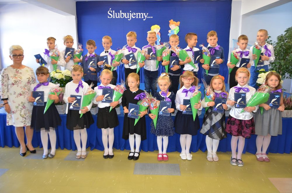 Kartuzy. Pierwszaki ślubowały i zostały oficjalnie przyjęte do społeczności szkolnej