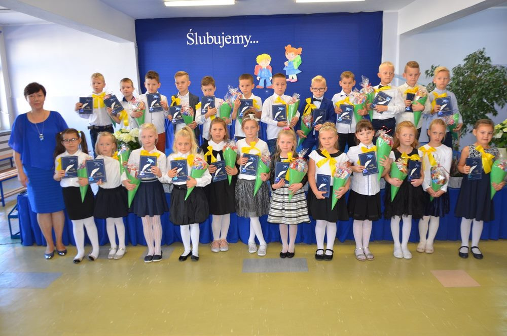 Kartuzy. Pierwszaki ślubowały i zostały oficjalnie przyjęte do społeczności szkolnej