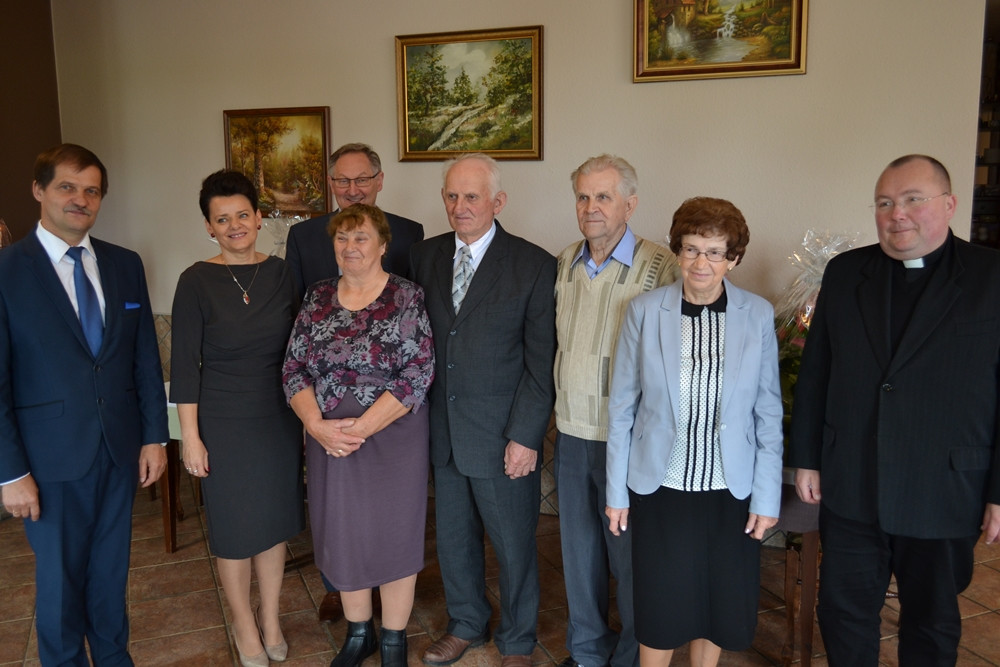 Somonino. Pary z 50-letnim i 60-letnim stażem świętowały jubileusze małżeńskie