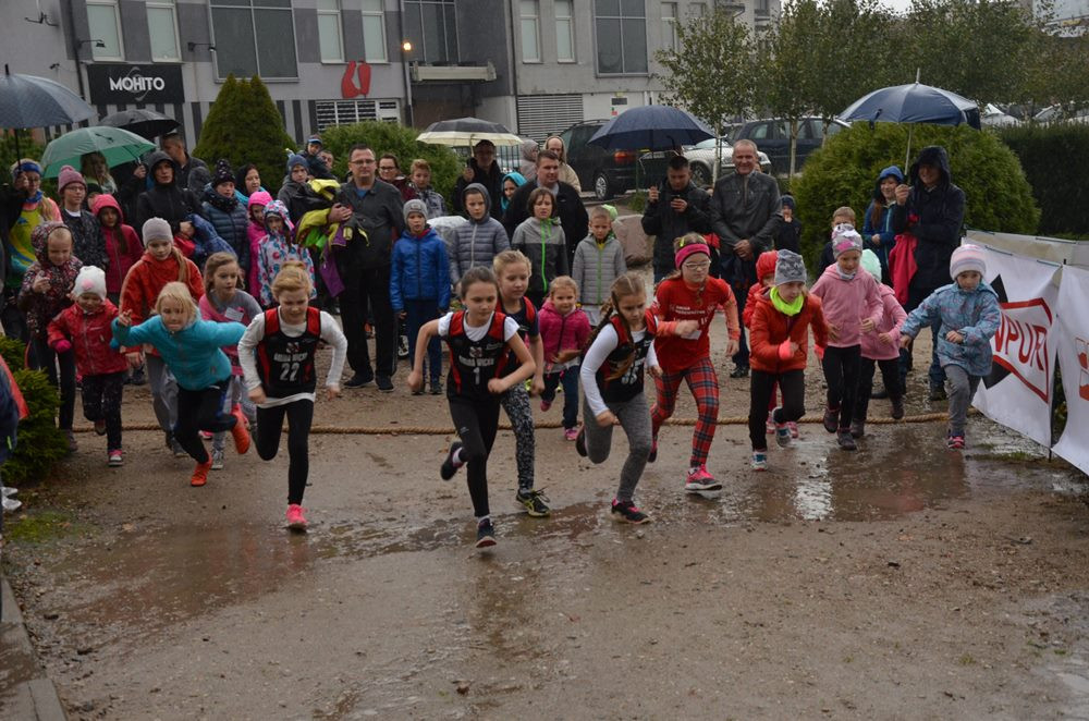 Sierakowice. Dzieci, młodzież i dorośli na starcie Biegów Ulicznych wokół Ołtarza Papieskiego
