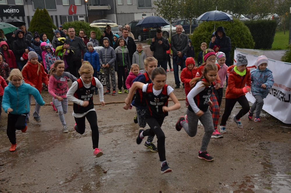 Sierakowice. Dzieci, młodzież i dorośli na starcie Biegów Ulicznych wokół Ołtarza Papieskiego