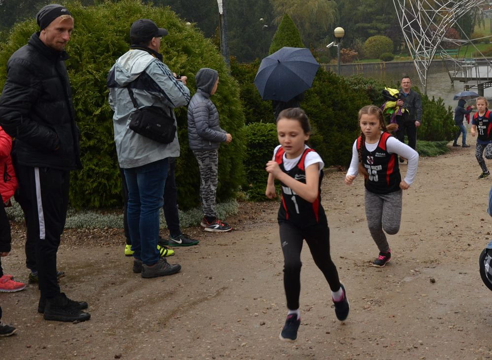 Sierakowice. Dzieci, młodzież i dorośli na starcie Biegów Ulicznych wokół Ołtarza Papieskiego