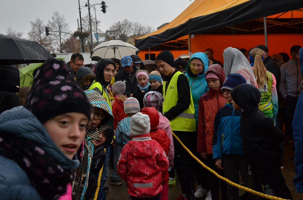 Sierakowice. Dzieci, młodzież i dorośli na starcie Biegów Ulicznych wokół Ołtarza Papieskiego