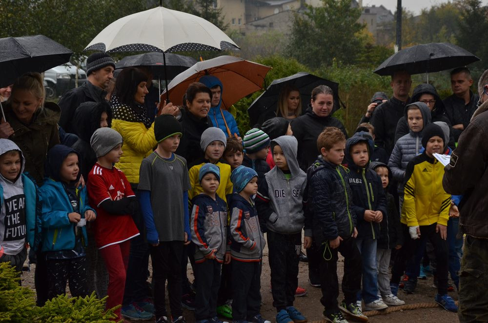 Sierakowice. Dzieci, młodzież i dorośli na starcie Biegów Ulicznych wokół Ołtarza Papieskiego