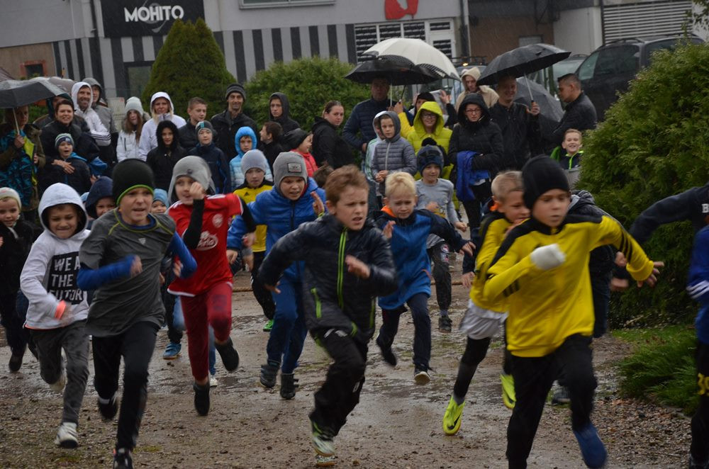 Sierakowice. Dzieci, młodzież i dorośli na starcie Biegów Ulicznych wokół Ołtarza Papieskiego